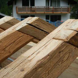 Rohbau eines Holzdachs.