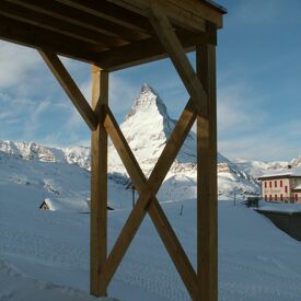 Matterhorn hinter Holzgerüst.